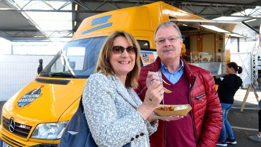 Essen auf Rädern: Streeetfood-Fans bevölkern den Selgros-Parkplatz