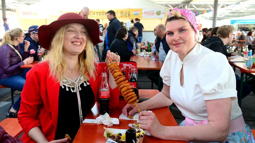 Essen auf Rädern: Streeetfood-Fans bevölkern den Selgros-Parkplatz