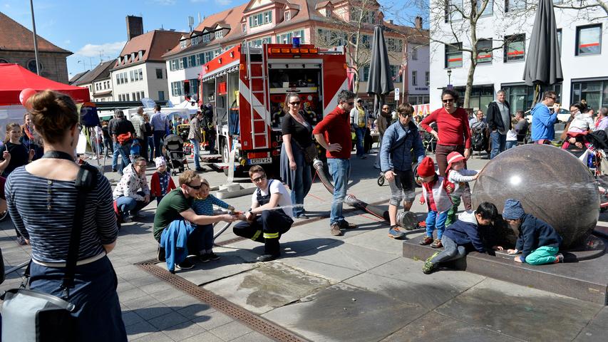 Am Hugenottenplatz organisierte die Feuerwehr Mitmach-Aktionen für Kinder.