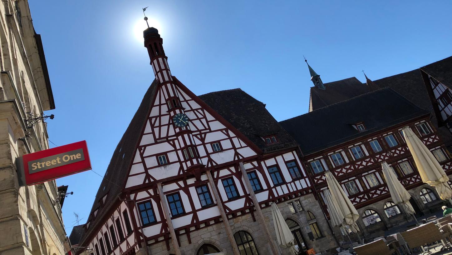 Das Forchheimer Rathaus ist genau einen Euro wert Nordbayern