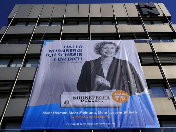 Weithin sichtbar: Die Werbung für das neue Layout der Nürnberger Nachrichten an der Fassade des Redaktionsgebäudes.