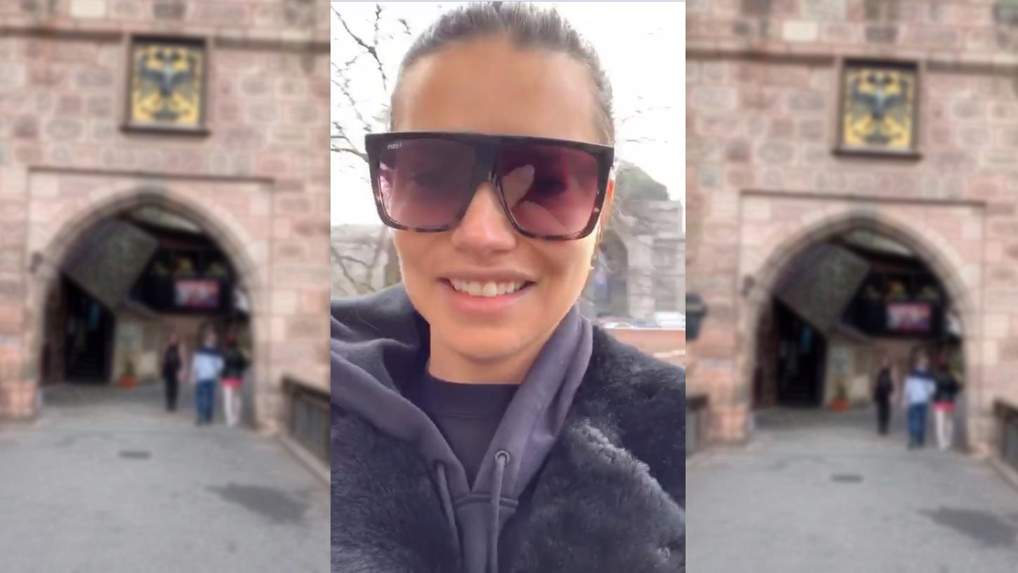 Gestatten: Adriana Lima. Das Supermodel versteckte ihre Jetlag-geplagten Augen hinter einer großen Sonnenbrille - stapfte aber ansonsten relativ unbehelligt durch Nürnberg. Gestatten: Adriana Lima. Das Supermodel versteckte ihre Jetlag-geplagten Augen hinter einer großen Sonnenbrille - stapfte aber ansonsten relativ unbehelligt durch Nürnberg.