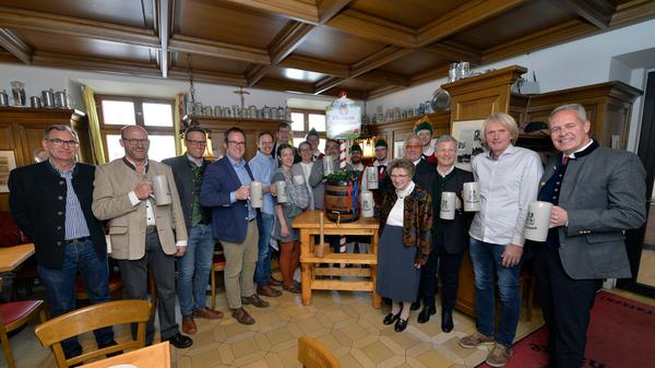 Neues am alten Ort: In der Kitzmann Bierschänke stellte die Kulmbacher Brauerei das Kitzmann bergkirchweihbier in gewohntem Rahmen vor. Wie immer dabei OB Florian Janik, Kellerwirte, OB-Kandidaten und drei Generationen der Familie Engelhardt. Garniert wurde der Event von Mitgliedern des Kulmbacher Büttner-Vereins in entsprechender Tracht. Nach den Anpspracxhen stach OB Florian Janik das Probierfaß mit zwei gekonnten Schlägen an.