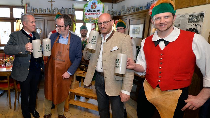 Kulmbacher-Chef Markus Stodden (l.) mit OB Florian JAnik, Vertriebschef Michael Dorner und einem Mitglied des Kulmbacher Büttner-Vereins.