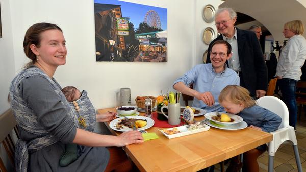 Drei Generationen Entlas-Keller: Lisa Schiller mit Anouk samt Ehemann Vincenz Schiller mit Tochter Greta und Vater Fritz Engelhardt.