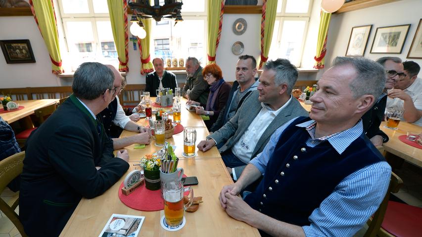 Das Kitzmann-Bier wird seit einigen Wochen nicht mehr in Erlangen, sondern in Kulmbach gebraut — doch eine Tradition bleibt bestehen: In der Kitzmann-Bräuschänke ist das Festbier für die Bergkirchweih 2019 vorgestellt worden. Angestochen wurde das erste Fass von Erlangens Oberbürgermeister Florian Janik.