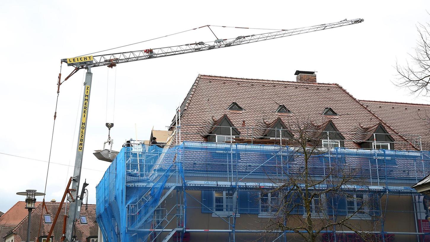 Höchstadt: Sparkasse lässt Dachstuhl ausbessern