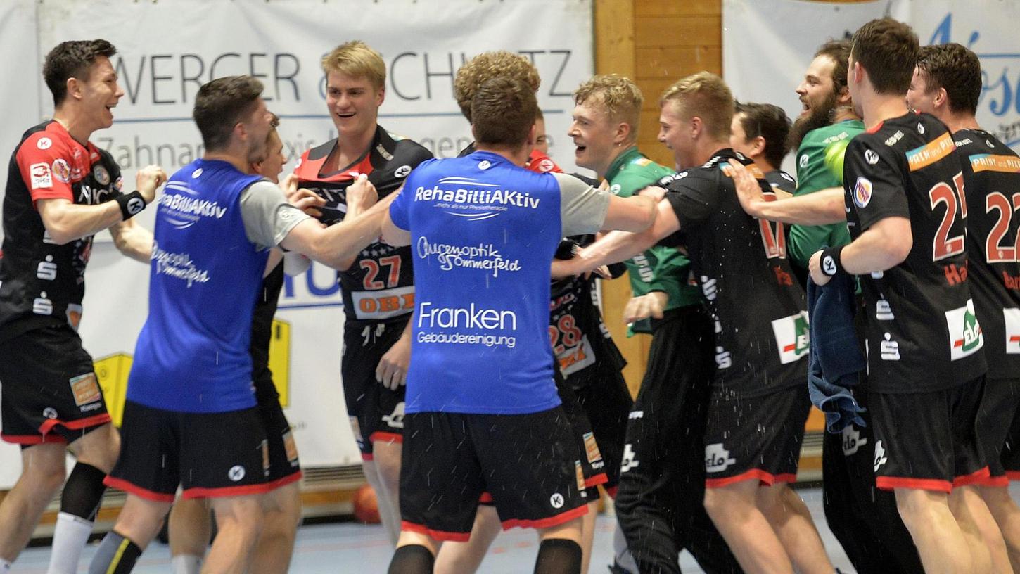 Nach dem 37:27 gegen den HC Forchheim jubelten die Erlanger Handballer.