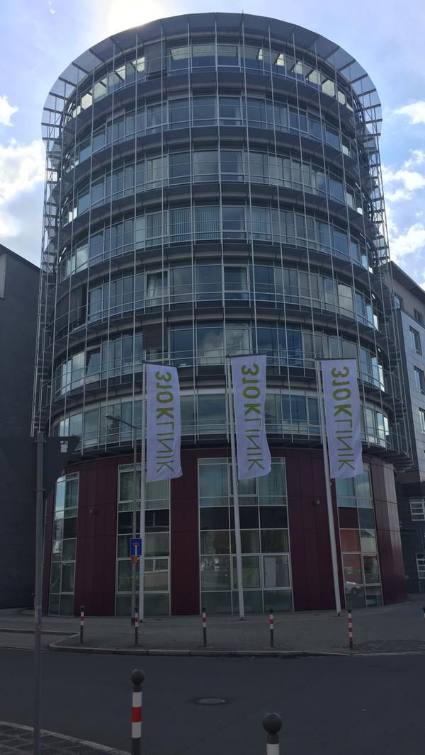 Der ungewöhnliche Name der privaten 310 Klinik bezieht sich auf 310 Kelvin - der Wert entspricht rund 37 Grad, eine gesunde Körpertemperatur. Die Fachrichtungen Allgemein- und Viszeralchirurgie, Orthopädische Chirurgie, Anästhesiologie und Intensivmedizin sind dort zu finden.