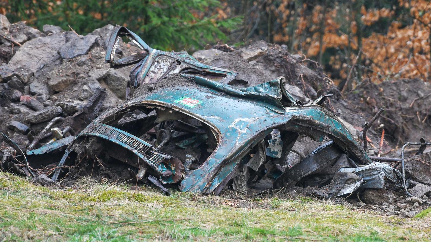 Bei den Grabungen am Waldrand bei Waldkirch kam dieses halb verrottete Auto zum Vorschein. Die Suche nach den sterblichen Überresten von Monika Frischholz läuft weiter.
