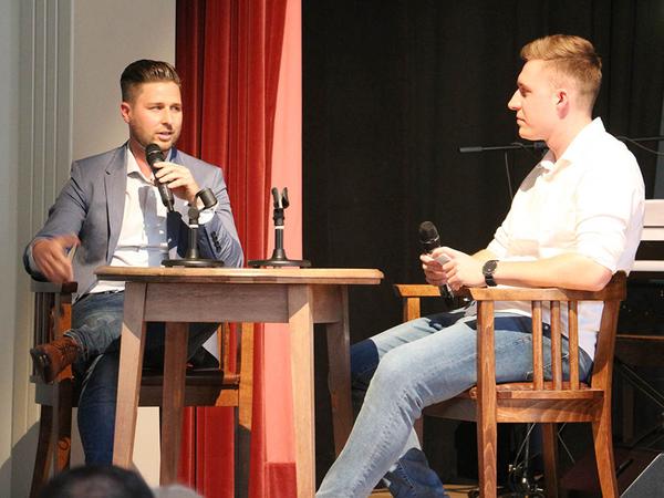 Erzählte aus seiner langen Karriere: Markus Steinhöfer (links), der in den vergangenen 16 Jahren zehn Profivereine hatte, im Gespräch mit Bastian Mühling. Erzählte aus seiner langen Karriere: Markus Steinhöfer (links), der in den vergangenen 16 Jahren zehn Profivereine hatte, im Gespräch mit Bastian Mühling.