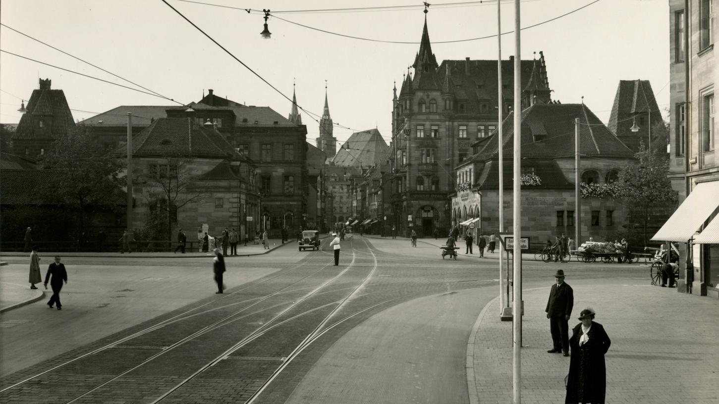 Mit dieser Aufnahme dokumentierte das Tiefbauamt 1936 den Um- und Ausbau der Fahrbahn und der Straßenbahngleise am Marientor. Der Fotograf stand dabei auf der Pritsche eines Lastwagens.