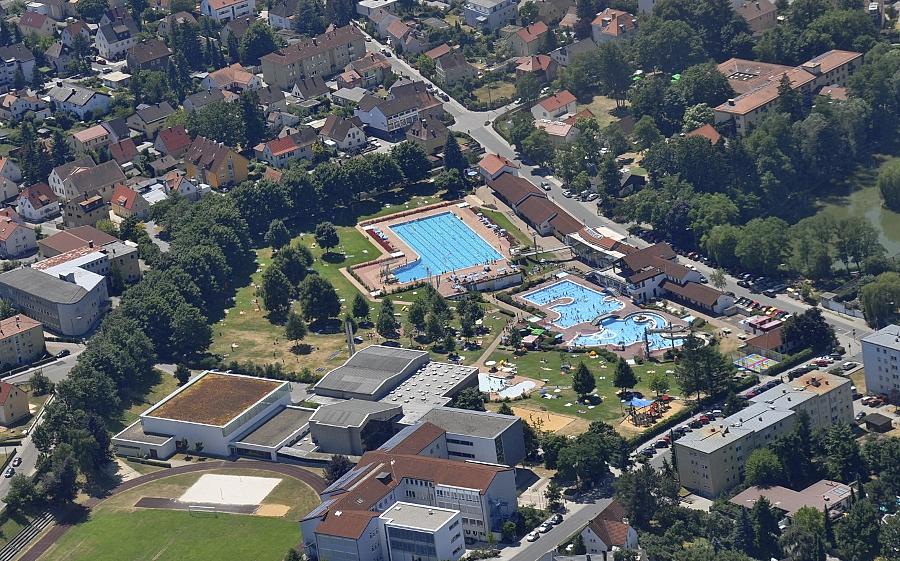 Im 50-Meter-Schwimmbecken des Neumarkter Freibads ziehen die Sportler ihre Bahnen. Im Erlebnisbecken mit Rutschbahnen und Wildwasserkanal ist der Spaßfaktor hoch. Die Kleinsten fühlen sich bei 32 Grad im Kinderplanschbecken oder auf dem Kinderspielplatz wohl. Es wird empfohlen, sich vorab ein E-Ticket zu buchen. Alle Infos dazu sowie die einzelnen Verhaltensregeln finden Sie hier.
