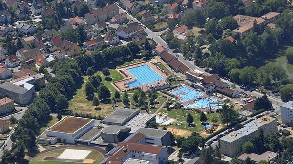 Im 50-Meter-Schwimmbecken des Neumarkter Freibads ziehen die Sportler ihre Bahnen. Im Erlebnisbecken mit Rutschbahnen und Wildwasserkanal ist der Spaßfaktor hoch. Die Kleinsten fühlen sich bei 32 Grad im Kinderplanschbecken oder auf dem Kinderspielplatz wohl. Es wird empfohlen, sich vorab ein E-Ticket zu buchen. Alle Infos dazu sowie die einzelnen Verhaltensregeln finden Sie hier.