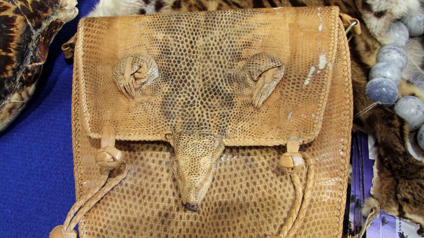 Die Handtasche wurde aus der Haut eines Warans hergestellt. Krallen und Kopf der Echse hängen ebenfalls noch dran.