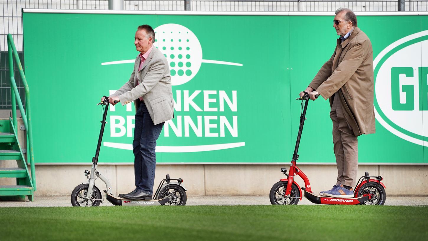 Wilhelm Daum von der Daum Electronic GmbH (rechts), und Fürths Oberbürgermeister Dr. Thomas Jung testen den E-Scooter.