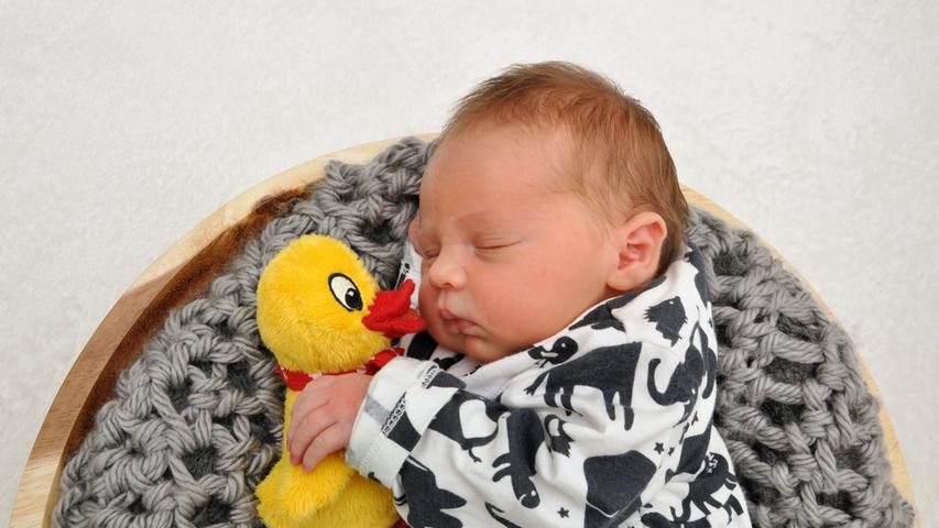 Mit ihrer Ente kuschelt Helena Kerstin. Sie wurde am 8. April in der Klinik Hallerwiese geboren. Sie war 3090 Gramm schwer und 50 Zentimeter groß.