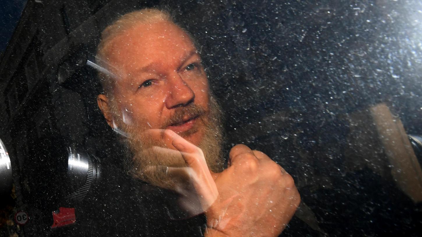 Die Enthüllungsplattform Wikileaks hat Ecuador vorgeworfen, eine rechtswidrige Totalüberwachung von Wikileaks-Gründer Julian Assange in der Londoner Botschaft gestartet zu haben.