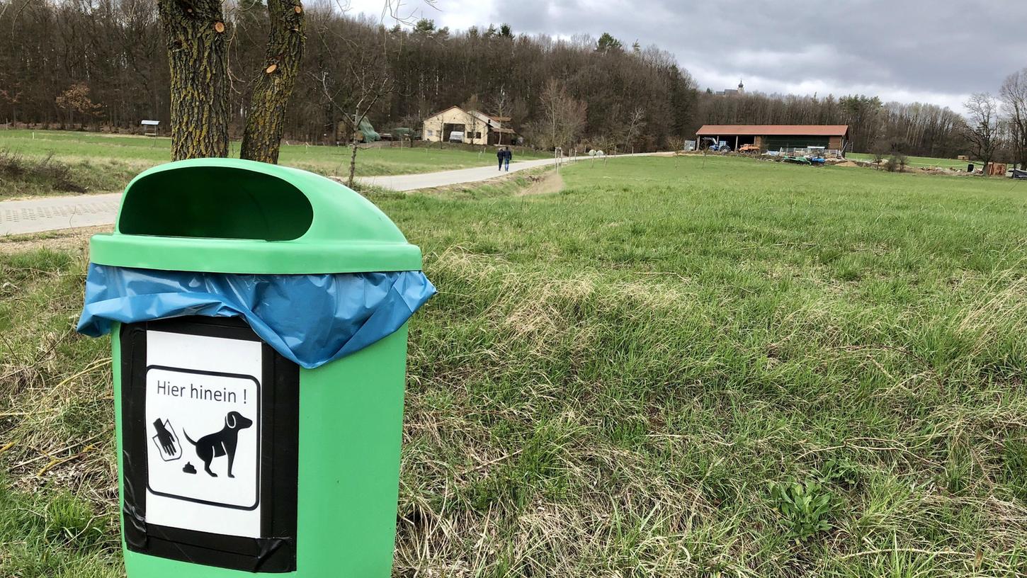 Hundekot auf Wiesen bereitet Obstbauern Probleme Hundekot auf Wiesen bereitet Obstbauern Probleme