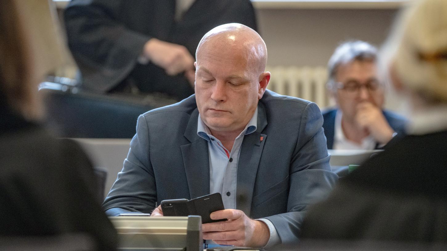 Joachim Wolbergs sitzt Anfang April im Verhandlungssaal im Landgericht.