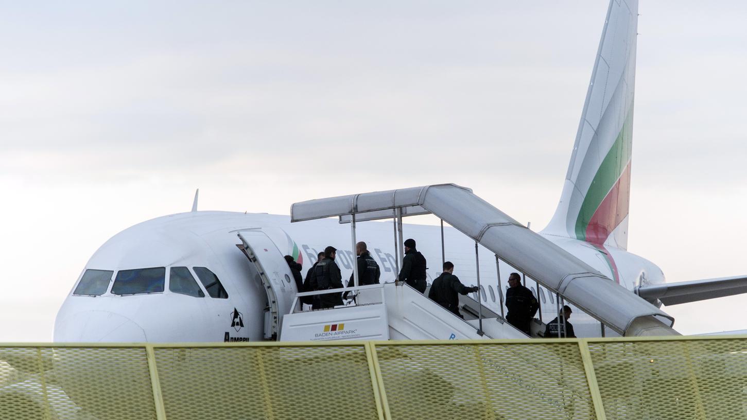 24 nigerianische Asylbewerber wurden abgeschoben und flogen von München nach Lagos. 24 nigerianische Asylbewerber wurden abgeschoben und flogen von München nach Lagos.