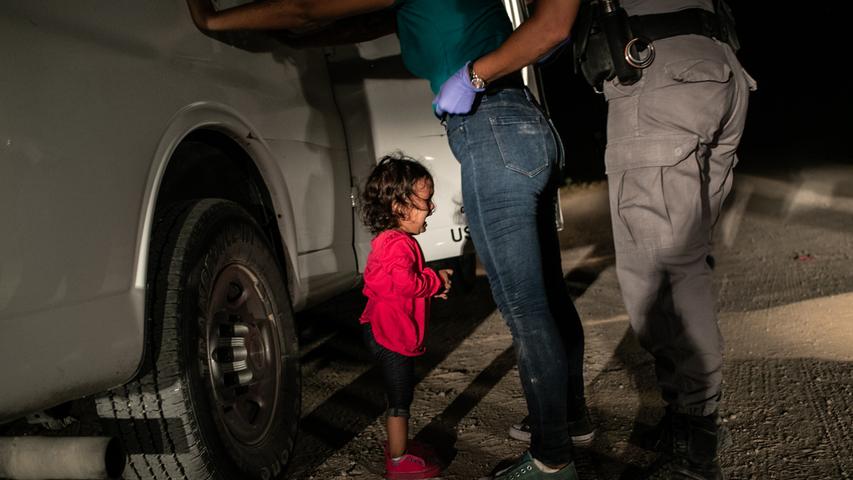 Mit seiner berührenden Aufnahme "Crying Girl on the Border" gelang John Moore das Pressefoto des Jahres 2019. Es zeigt das weinende Mädchen Yana, das gemeinsam mit seiner Mutter aus Honduras geflüchtet und an der US-Grenze zu Texas kontrolliert worden war. Obwohl das Mädchen und ihre Mutter nicht getrennt wurden, verursachte das Foto jede Menge Empörung über Trumps US-Einwanderungspolitik.