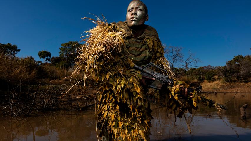 Die abgebildete Frau Petronella Chigumbura ist in Simbabwe Mitglied einer Aktivistinnengruppe namens Akashinga, welche im Einvernehmen mit der lokalen Bevölkerung gegen Wilderei vorgeht. Die Aufnahme "Akashinga – the Brave Ones" wurde in der Kategorie "Milieu" ausgezeichnet.
