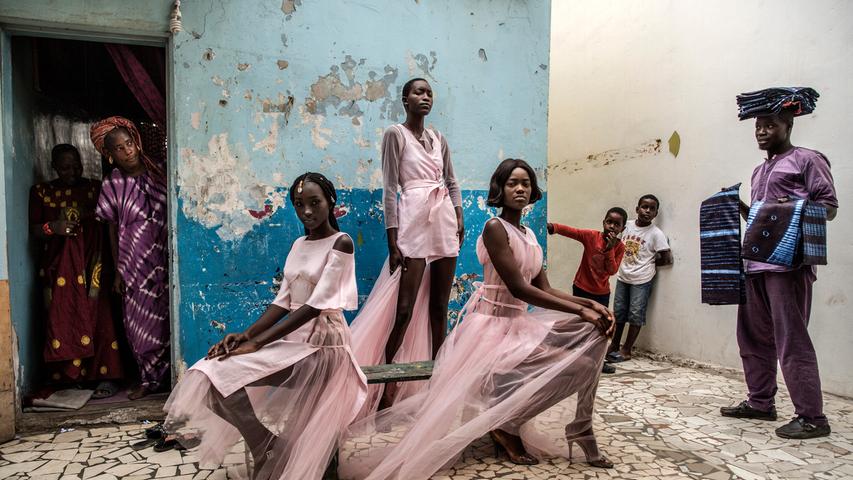 In Dakar posieren Models in rosa Kleidern von Adama Paris aus der Straße: In der senegalesischen Hauptstadt wird jedes Jahr eine Fashion Week veranstaltet. Finbarr O'Reilly räumte mit seinem Schnappschuss "Dakar Fashion" in der Kategorie Porträts ab.