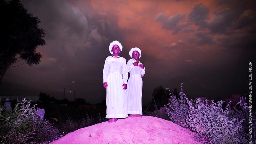 Im Kirchengewand hat Fotograf Bénédicte Kurzen die Zwillingsschwestern Kehinde Deborah und Taiwo Celestine porträtiert. In Nigeria galten Zwillinge lange Zeit als böse, weshalb sie häufig nach der Geburt getötet wurden. Heute werden sie als Symbol für Glück und Wohlstand gefeiert.