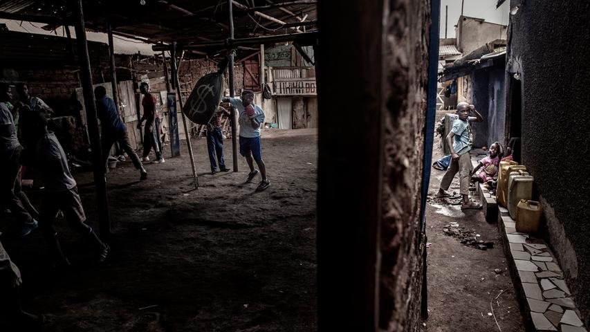 Das Bild "Boxing in Katanga" von John T. Pedersen zeigt  Morin Ajambo, die im Slum von Kampala in Uganda als eine der wenigen Frauen Boxen trainiert. Die 30-Jährige hat sieben Kinder.