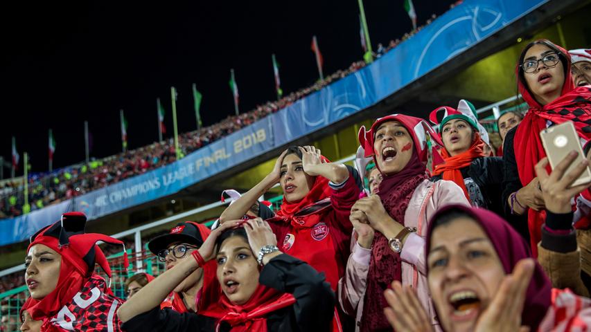 "Crying for Freedom": Im Iran ist es Frauen untersagt, ein Fußballstadion zu betreten. Um dem anwesenden Fifa-Präsidenten Gianni Infantino Modernität zu signalisieren, durften am 10. November einige Frauen auf einer Sondertribüne ein Spiel im Azadi-Stadion in Teheran sehen.