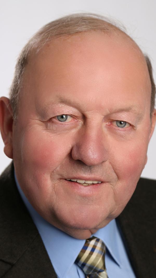 Nur zwei Jahre weniger im Amt war der Bürgermeister der Großgemeinde Igensdorf (Landkreis Forchheim): Erwin Zeiß. Wobei er eigentlich sogar 42 Jahre Bürgermeister war, wenn man es genauer nimmt. Seine erste Amtszeit war allerdings in Stöckach, bevor er dann 1972 Bürgermeister in der von ihm geschaffenen Großgemeinde Igensdorf wurde. Bis 2008 war er im Amt.