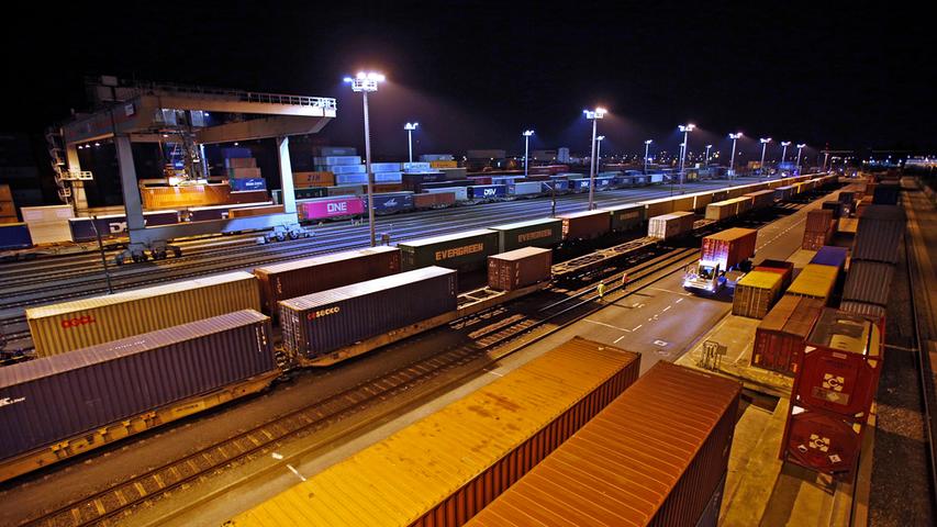 Der Containerbahnhof vom Kran bei Nacht.