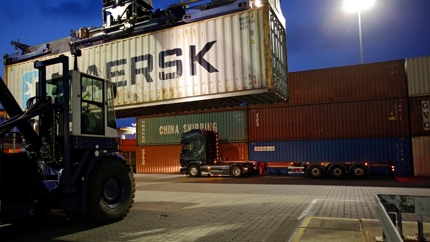 Kräne und Container: Nachts herrscht Hochbetrieb am Nürnberger Hafen
