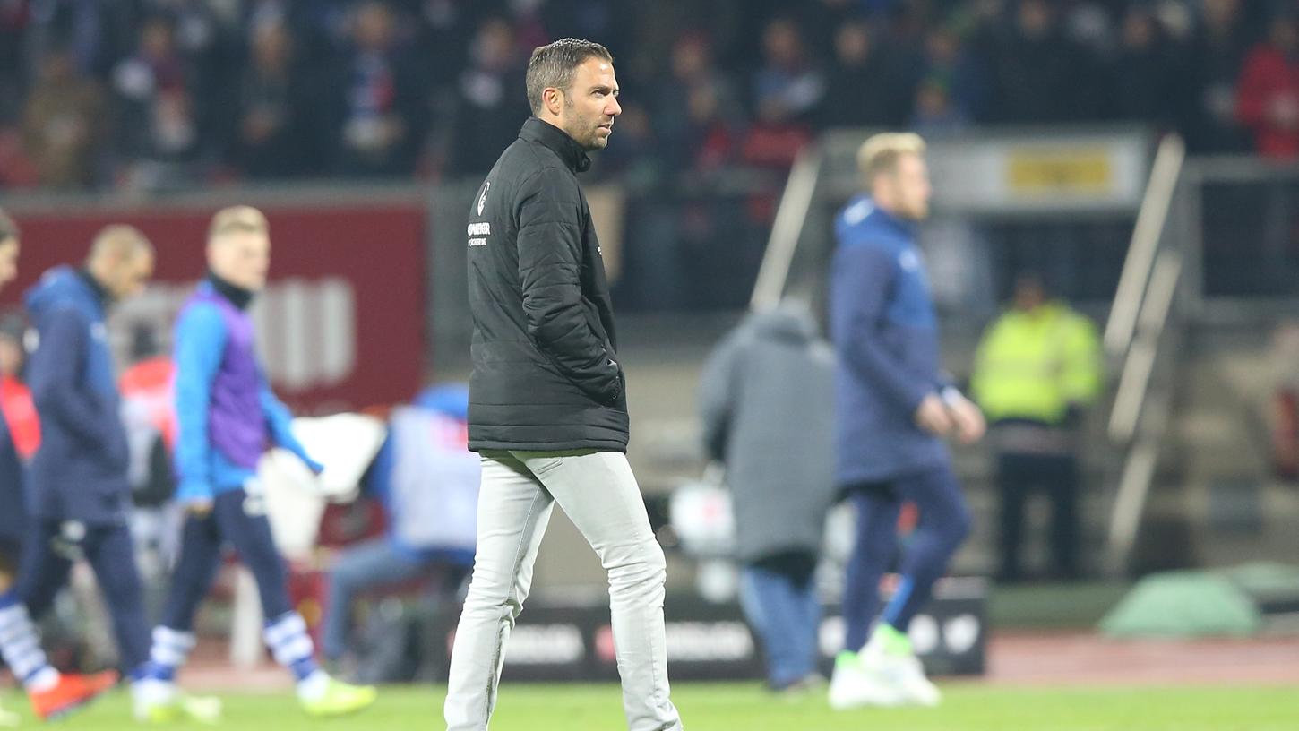 Nach dem 1:1 gegen Schalke wandert Club-Coach Boris Schommers alleine über das Spielfeld. Dieses Spiel musste man erstmal verdauen.