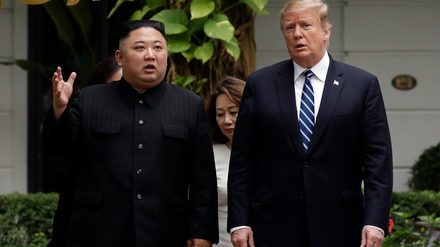 US-Präsident Donald Trump und der nordkoreanische Machthaber Kim Jong Un bei einem Spaziergang nach ihrem ersten Treffen im Sofitel Legend Metropole Hanoi Hotel, in Hanoi.
