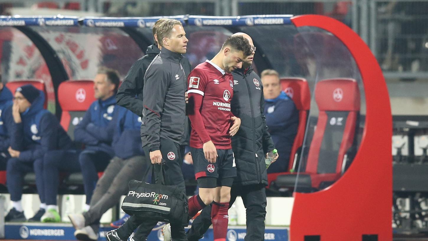 Eingeschränkte Sicht: Ein zuvor ansprechend agierender Tim Leibold sah zumindest bei seinem Abgang gegen Schalke äußerst mitgenommen aus. Eingeschränkte Sicht: Ein zuvor ansprechend agierender Tim Leibold sah zumindest bei seinem Abgang gegen Schalke äußerst mitgenommen aus.