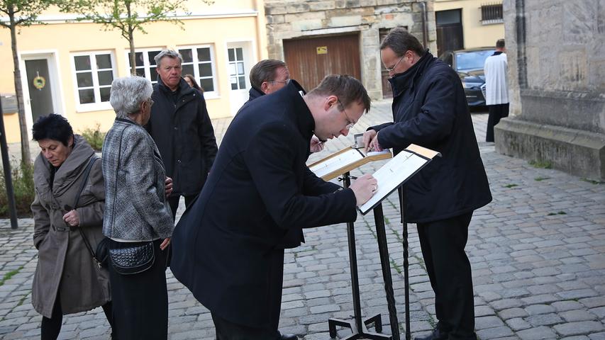 Vor der Martinskirche hatten die Besucher des Requiems die Gelegenheit, sich in das Kondolenzbuch einzutragen.