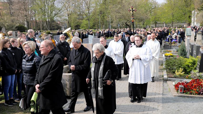 Monsignore Georg Holzschuh und die frühere dritte Bürgermeisterin Maria Wagner vor Stadtpfarrer Martin Emge, der die Beerdigung hielt.