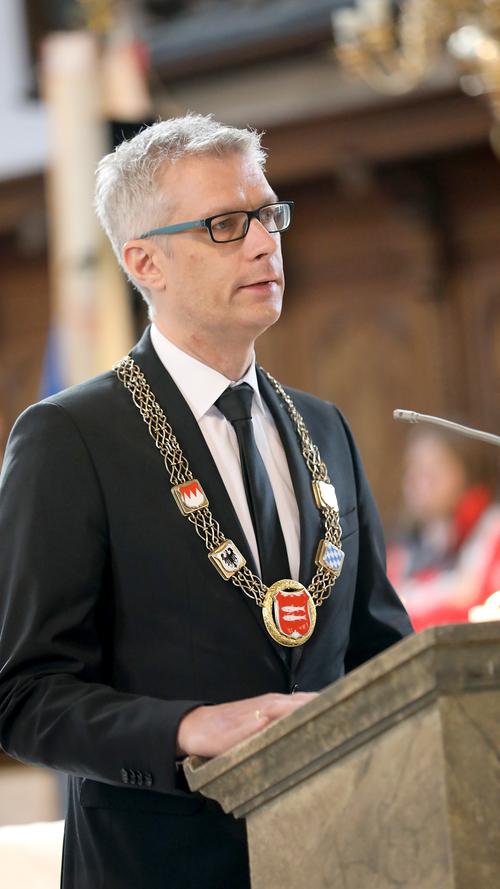 Oberbürgermeister Uwe Kirschstein würdigte die Leistungen seines Vorgängers Franz Stumpf in seinem Nachruf nach dem Requiem in der Stadtpfarrkirche St. Martin.