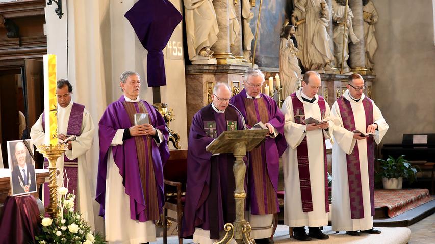 Dekan Martin Emge, seine beiden Vorgänger Otto Donner und Georg Holzschuh sowie weitere Geistliche zelebrierten das Requiem gemeinsam.