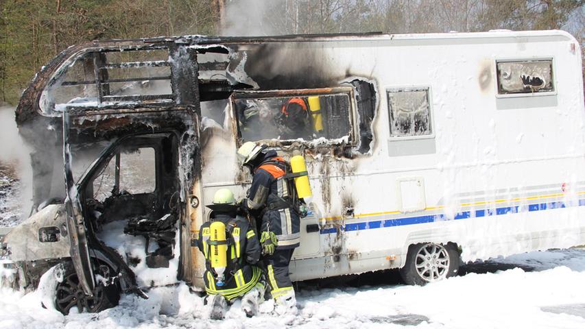 Mitten auf der A9: Wohnmobil steht in Flammen und verursacht Stau