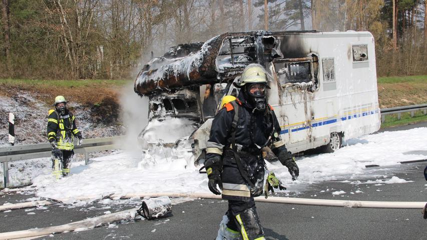 Mitten auf der A9: Wohnmobil steht in Flammen und verursacht Stau