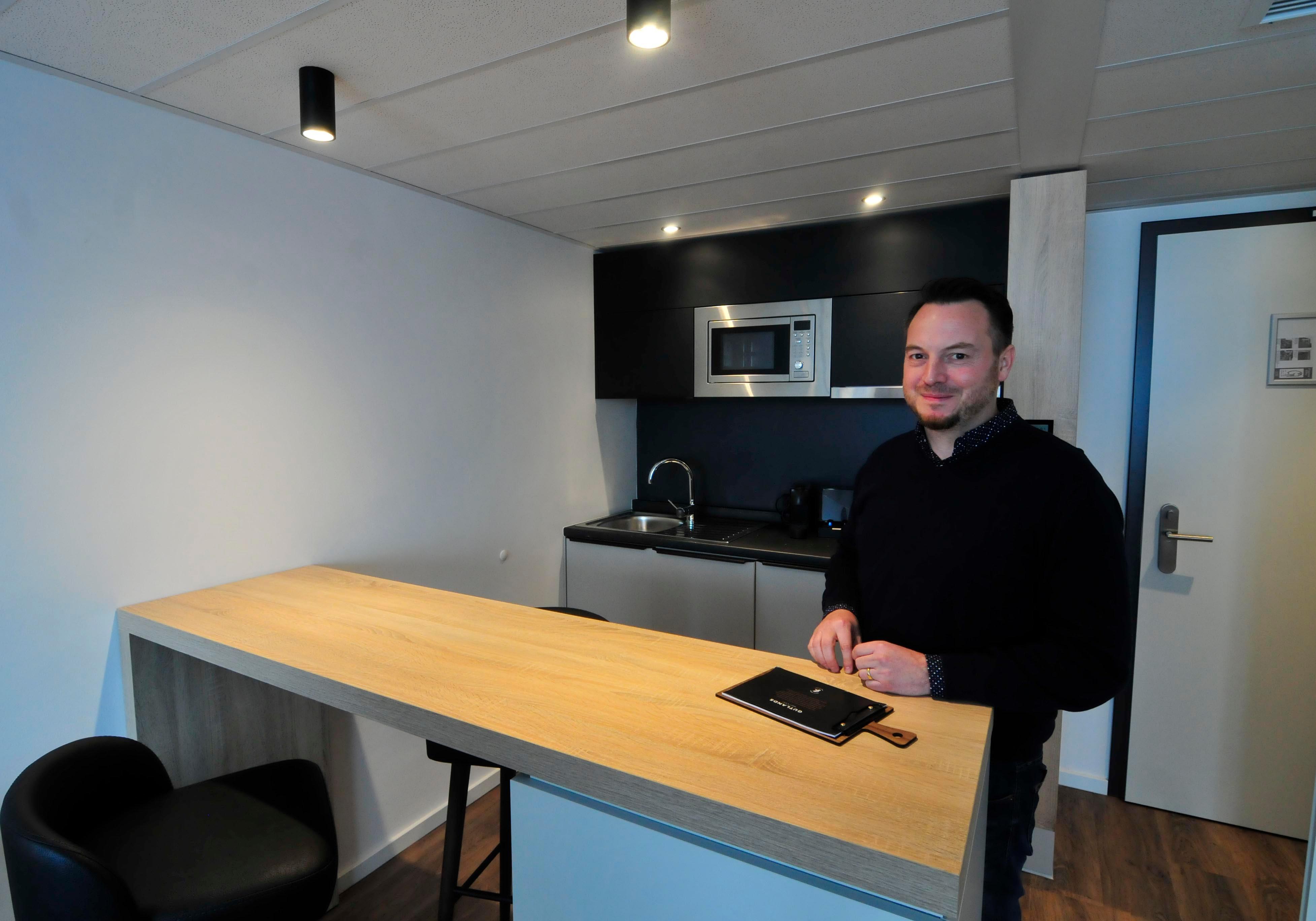 Matthias Mösel erklärt, was alles zum Küchenbereich gehört. Auf Wunsch kann auch Kochgeschirr ausgeliehen werden: Töpfe, Pfannen, etc.