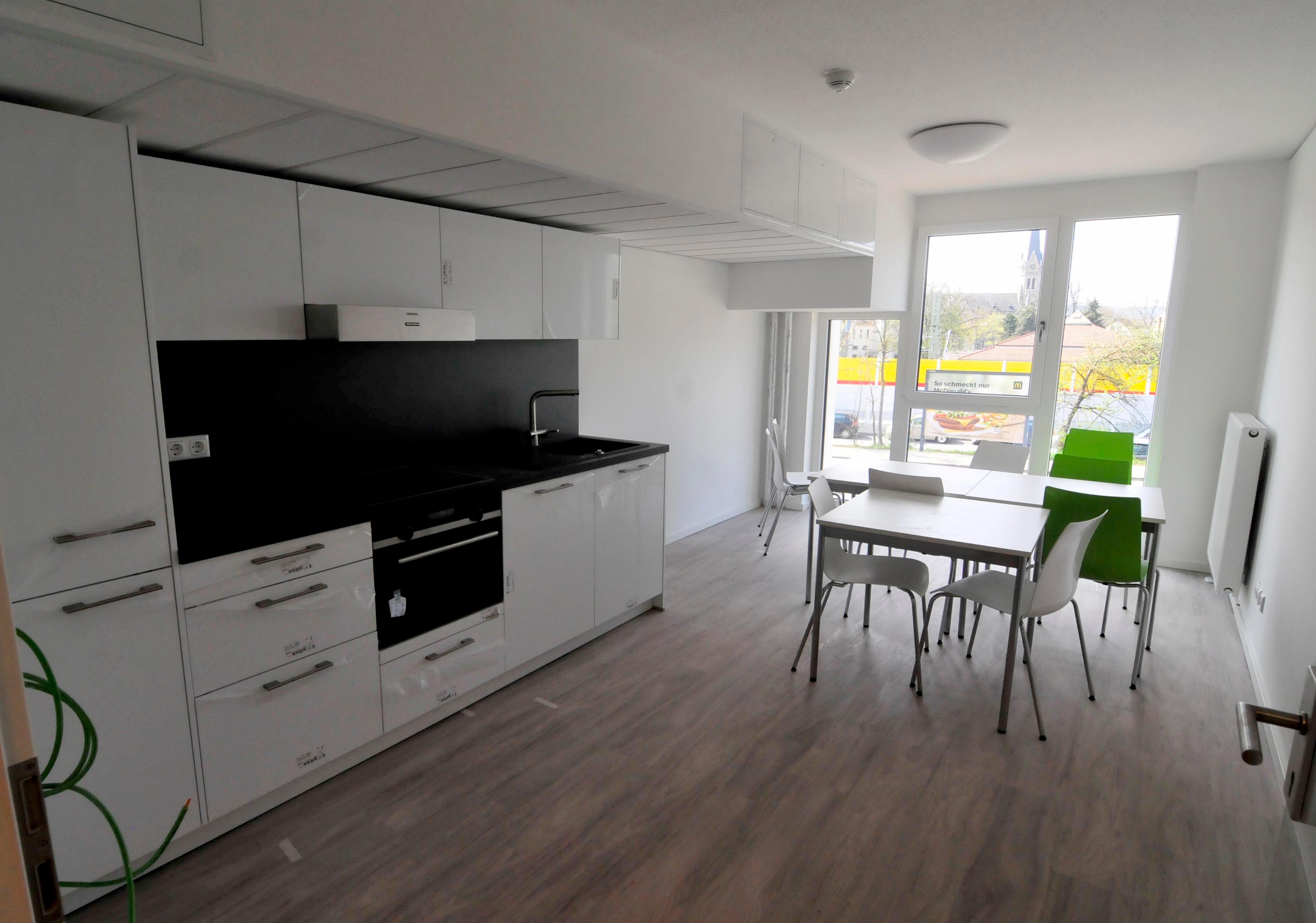 Das ist nicht im Hotel, sondern im benachbarten Schülerwohnheim eine Gemeinschaftsküche.