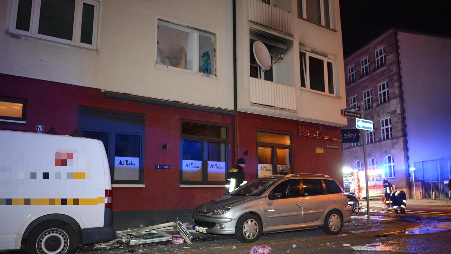 Schwere Verpuffung mitten in der Nacht: Die Fenster der Wohnung wurden durch die Explosion in der Meuschelstraße auf den Gehweg geschleudert.