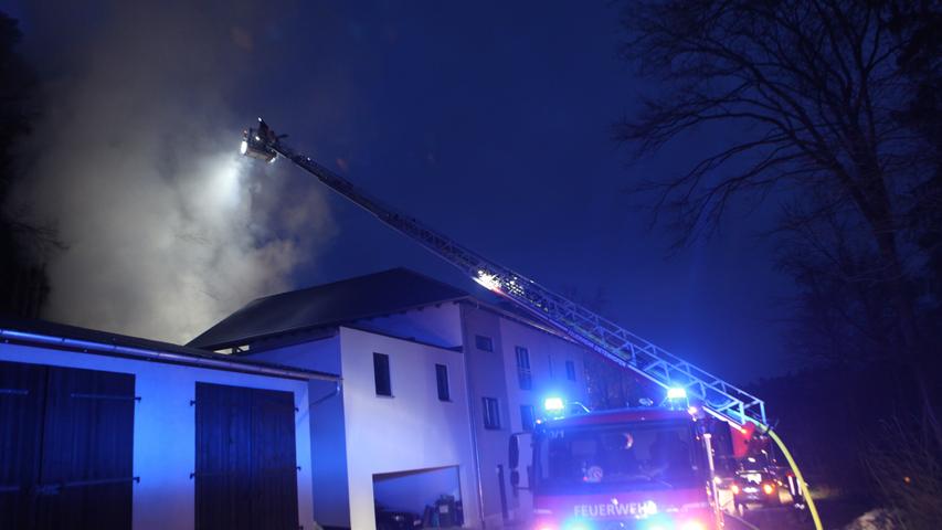 Schuppen in Flammen: Feuerwehr in Dietenhofen im Einsatz