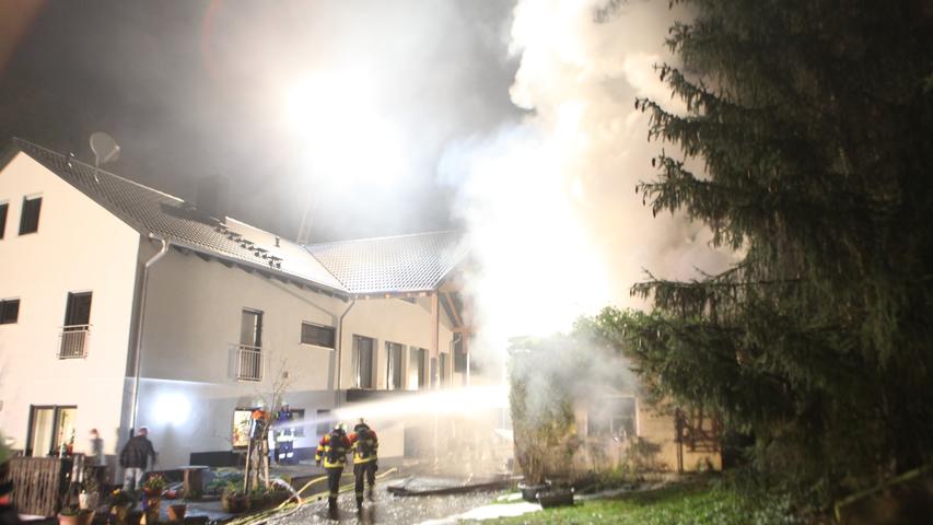 Schuppen in Flammen: Feuerwehr in Dietenhofen im Einsatz
