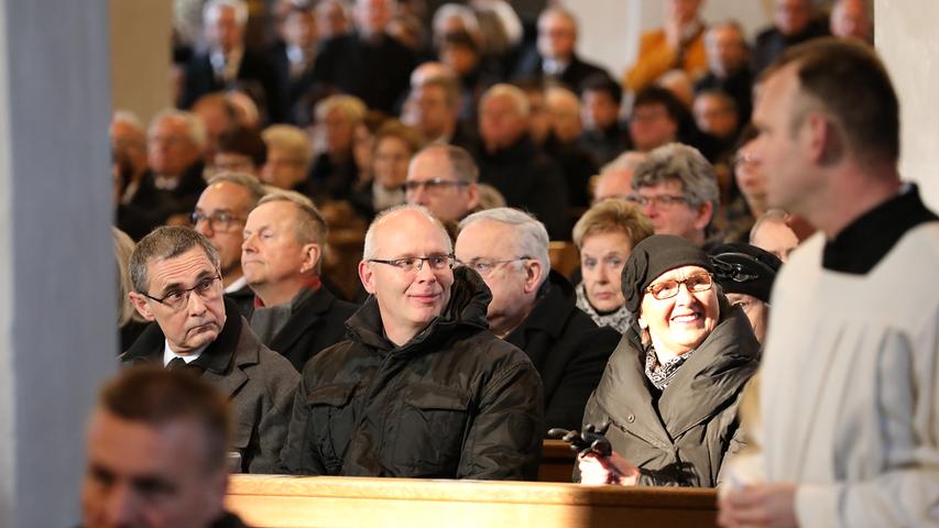 Unter den Trauergästen: Pfarrer Enno Weidt (vorne Mitte) von der evangelischen St. Johannis-Gemeinde.