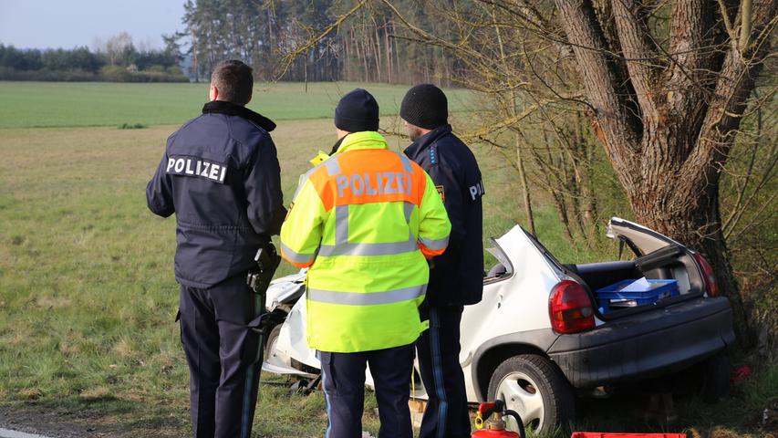 Auto prallt gegen Baum: Junger Mann stirbt bei Hilpoltstein